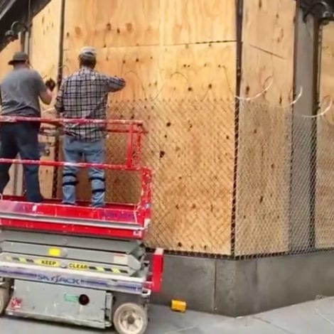 NYC SPIRALS: Stores Wrapped in Razor Wire, NYPD Remove 2,000 Trash Cans, Crowd Chants ‘De Blasio Resign!’